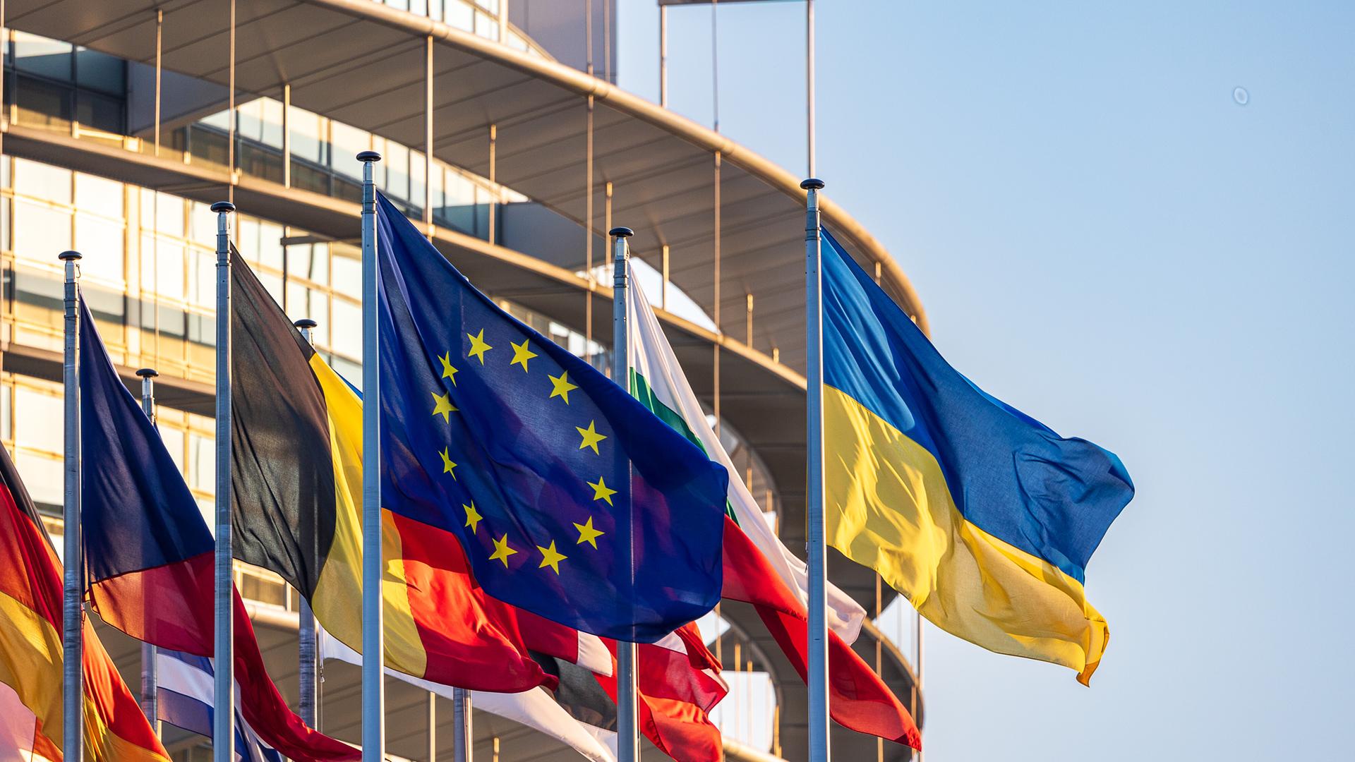 Flaggen der Europäischen Union und der Ukraine wehen vor dem Europäischen Parlament in Straßburg. Flaggen der Europäischen Union und der Ukraine wehen vor dem Europäischen Parlament in Straßburg.