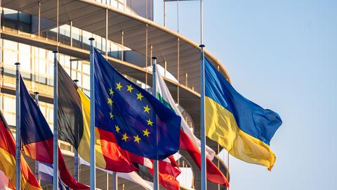 Flaggen der Europäischen Union und der Ukraine wehen vor dem Europäischen Parlament in Straßburg.
