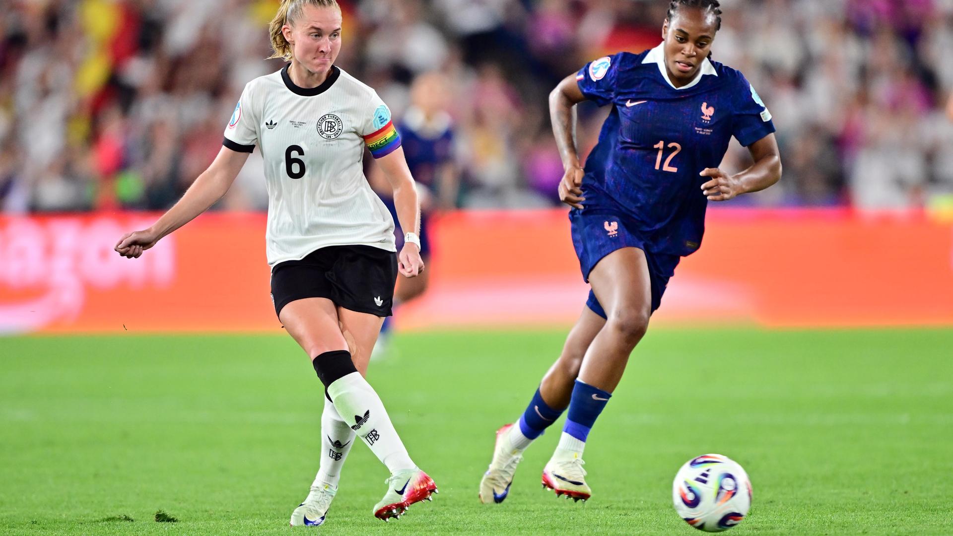Fußball-EM: Deutschlands Janina Minge (l) gegen Frankreichs Marie-Antoinette Katoto. 