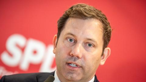 Klingbeil spricht während einer Fraktionssitzung im Bundestag. Im Hintergrund ist das Logo der SPD zu sehen. 