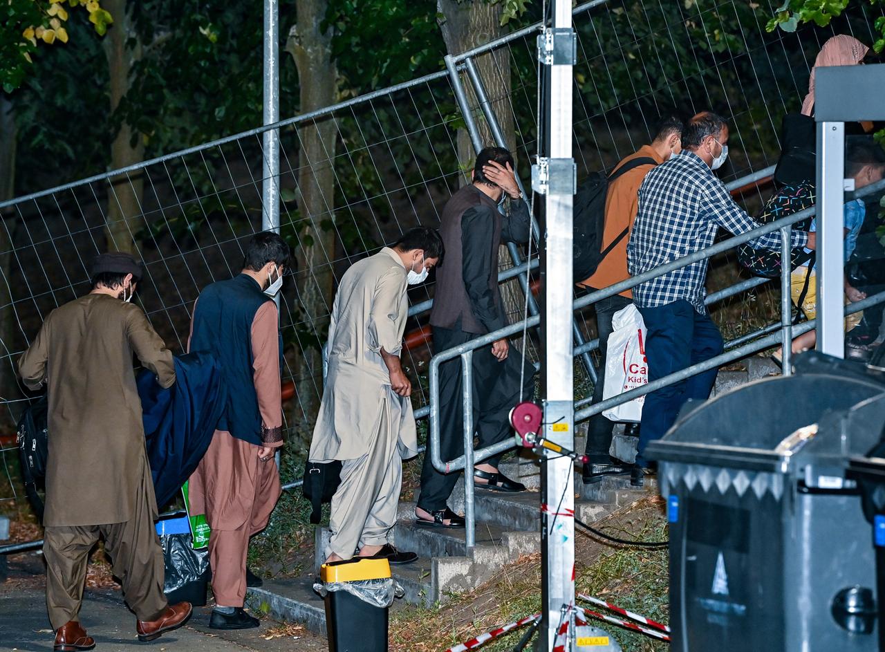 Ortskräfte aus Afghanistan gehen am frühen Morgen auf dem Gelände der DRK-Flüchtlingshilfe in der Erstaufnahmeeinrichtung zu ihrer Unterkunft in Brandenburg.