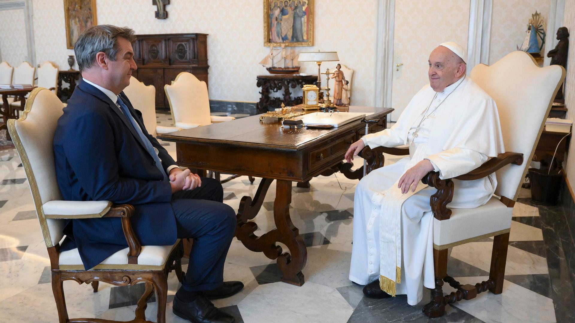 Bayerns Ministerpräsident Markus Söder trifft bei einer Privataudienz Papst Franziskus. Bayerns Ministerpräsident Markus Söder trifft bei einer Privataudienz Papst Franziskus.