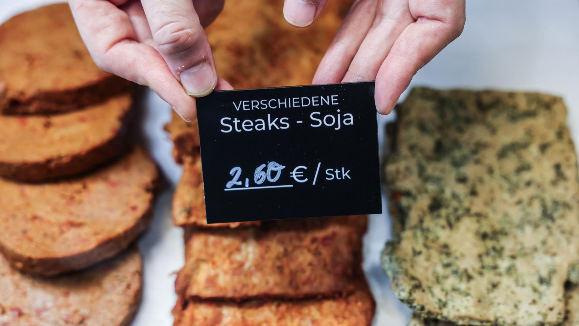 Steaks aus Soja liegen in der Veganen Metzgerei in der Auslage Steaks aus Soja liegen in der Veganen Metzgerei in der Auslage