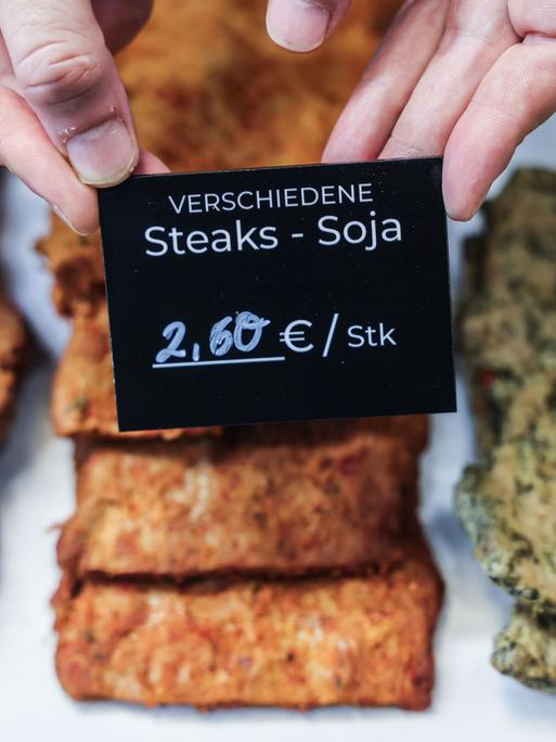 Steaks aus Soja liegen in der Veganen Metzgerei in der Auslage