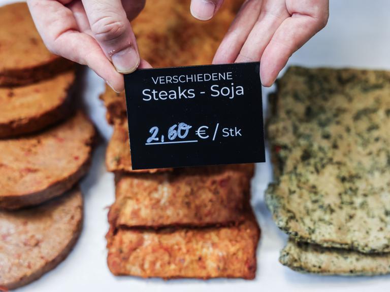 Steaks aus Soja liegen in der Veganen Metzgerei in der Auslage