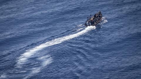 Etwa 20 Menschen fahren in einem Motorboot.