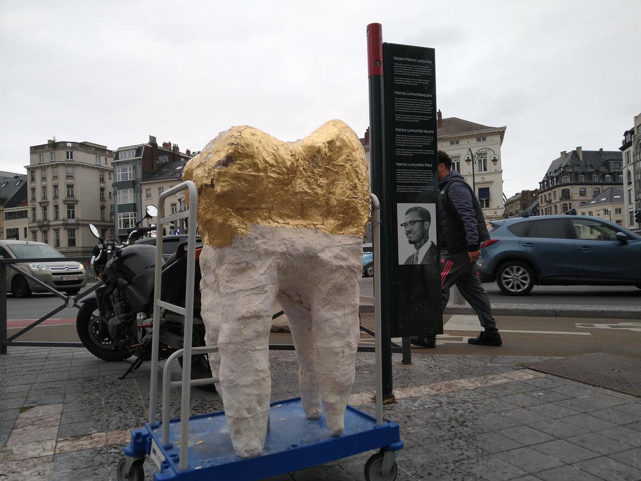 Zahn aus Pappmaché bei einer Demonstration auf dem Lumumba-Platz in Brüssel