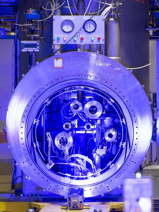 Im Forschungszentrum CERN wird ein kompliziertes technisches Gerät blau ausgeleuchtet.