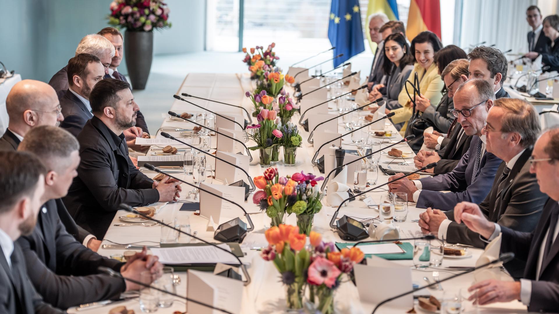 Bundeskanzler Friedrich Merz (CDU, 3.v.r.) sitzt Wolodymyr Selenskyj (4.v.l.), Präsident der Ukraine, beim Arbeitsmittagessen bei den deutsch-ukrainischen Regierungskonsultationen im Bundeskanzleramt gegenüber. Bundeskanzler Friedrich Merz (CDU, 3.v.r.) sitzt Wolodymyr Selenskyj (4.v.l.), Präsident der Ukraine, beim Arbeitsmittagessen bei den deutsch-ukrainischen Regierungskonsultationen im Bundeskanzleramt gegenüber.