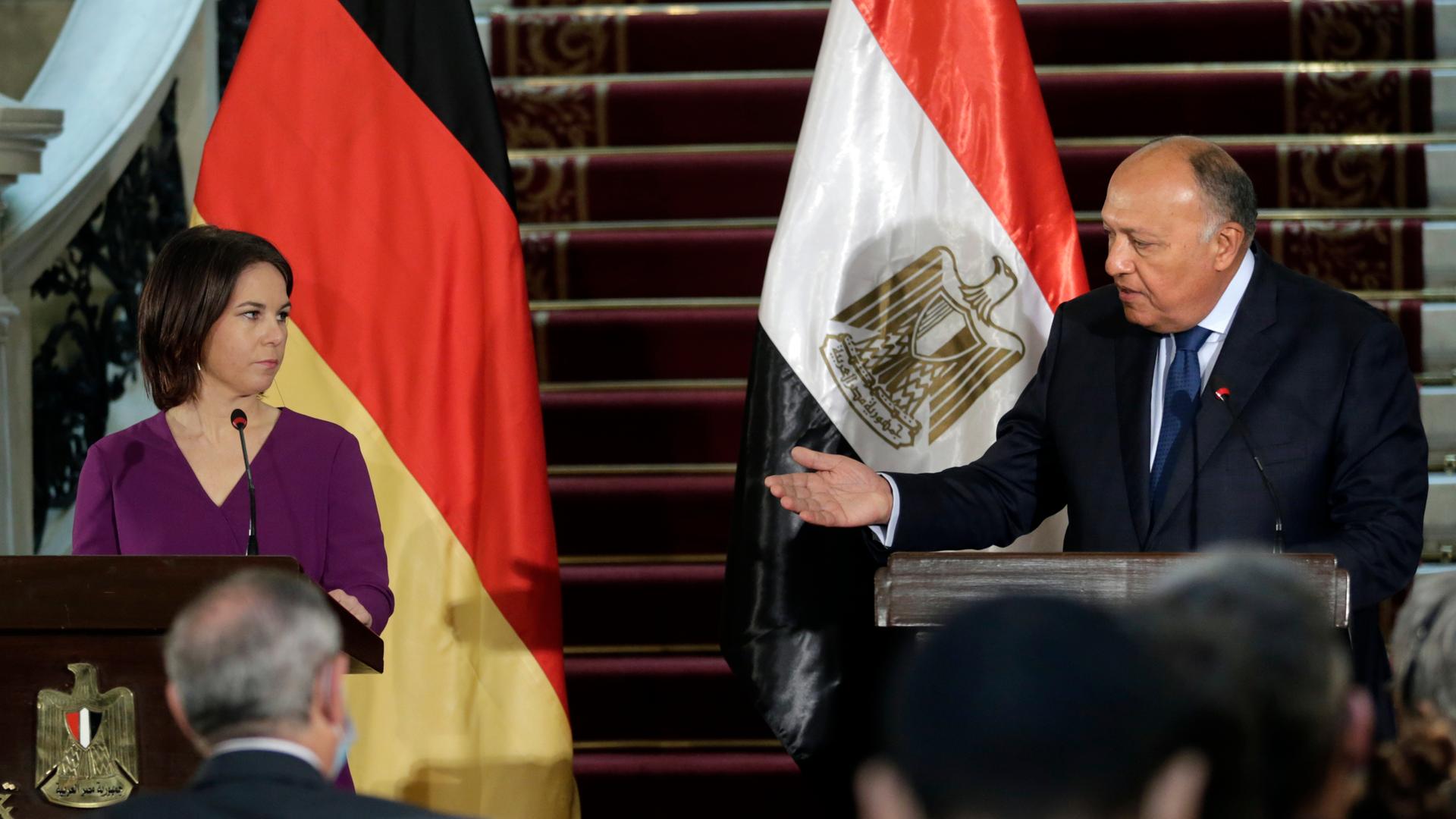 Bundesaußenministerin Annalena Baerbock folgt bei einer Pressekonferenz in Kairo den Ausführungen von Ägyptens Außenminister Sameh Schukri.