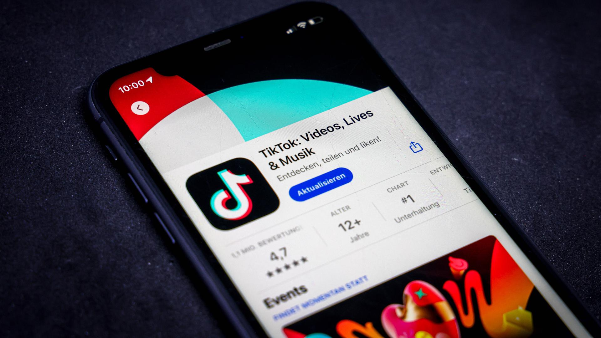 Ein Handy mit der App TikTok. 