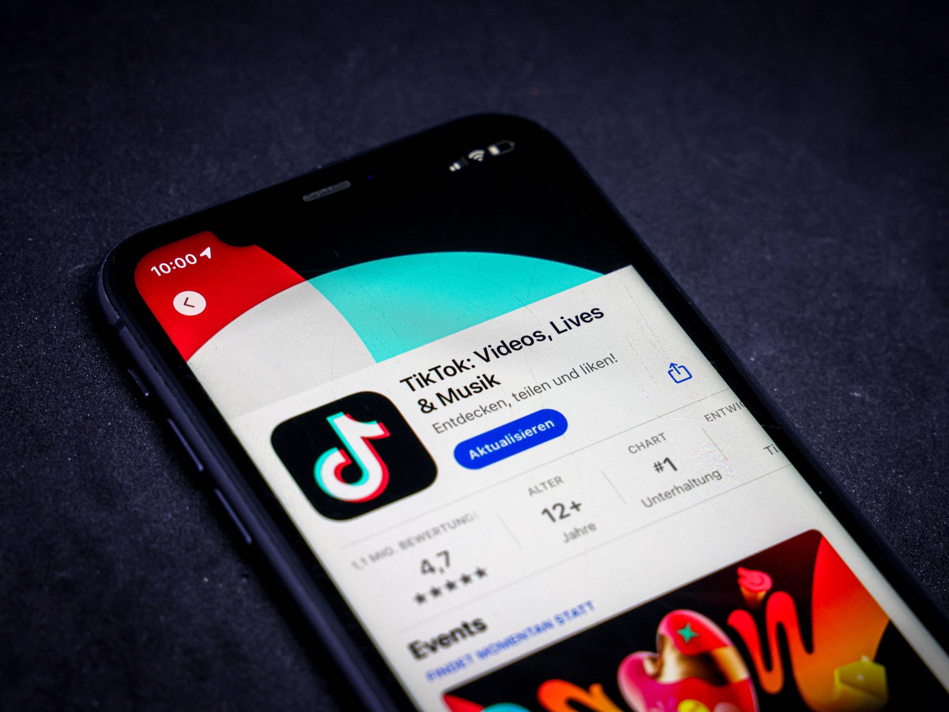 Ein Handy mit der App TikTok. 