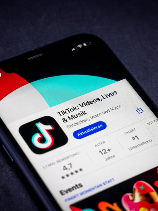 Ein Handy mit der App TikTok. 