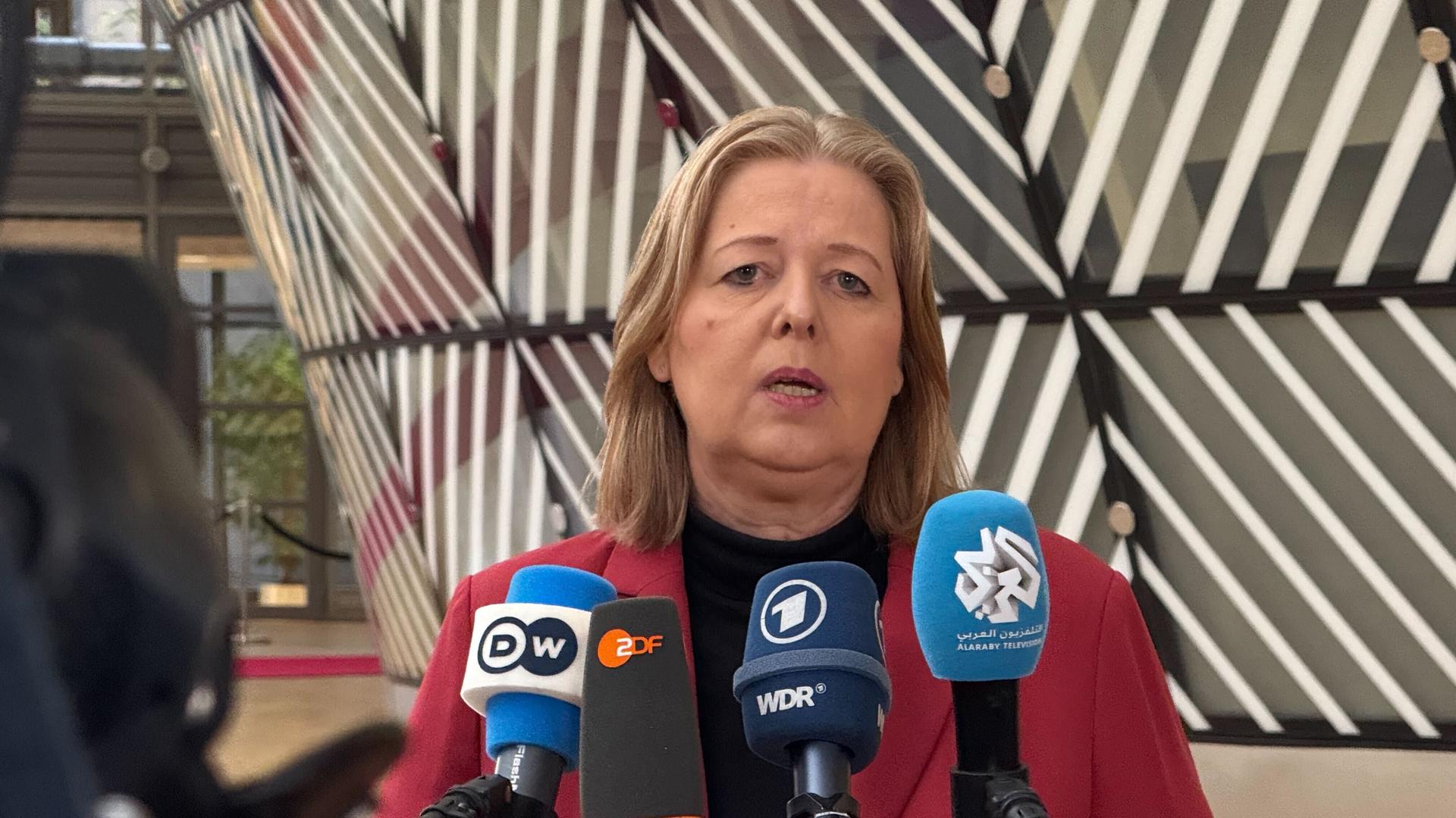 Bärbel Bas (SPD), Bundesministerin für Arbeit und Soziales, spricht bei einem EU-Ministertreffen vor Journalisten. Bärbel Bas (SPD), Bundesministerin für Arbeit und Soziales, spricht bei einem EU-Ministertreffen vor Journalisten.