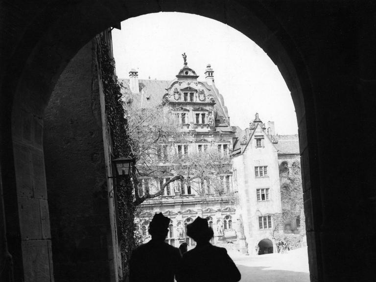 Schwarzweißaufnahme eines Paares, das in einem Torbogen in Heidelberg steht. Er ist Soldat, die Zeit ist Ende des Zweiten Weltkriegs.