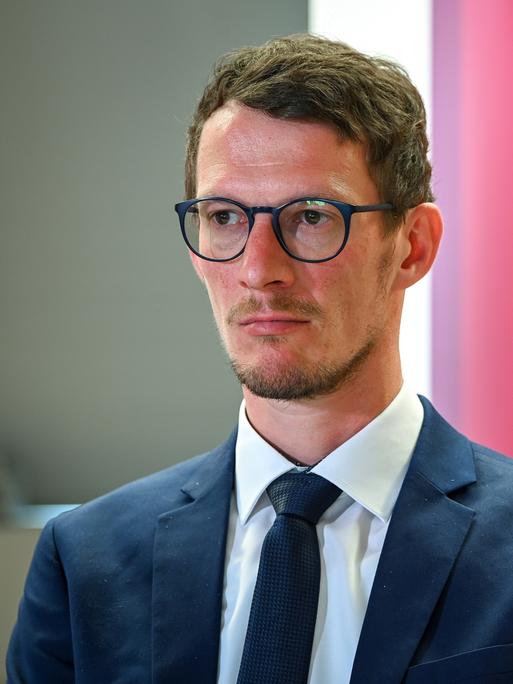 Der Bürgermeister von Bleicherode in Thüringen, Robert Henning, vor dem Slogan seiner Partei Bündnis Sahra Wagenknecht:  "Unser Anspruch heißt Aufbruch". 