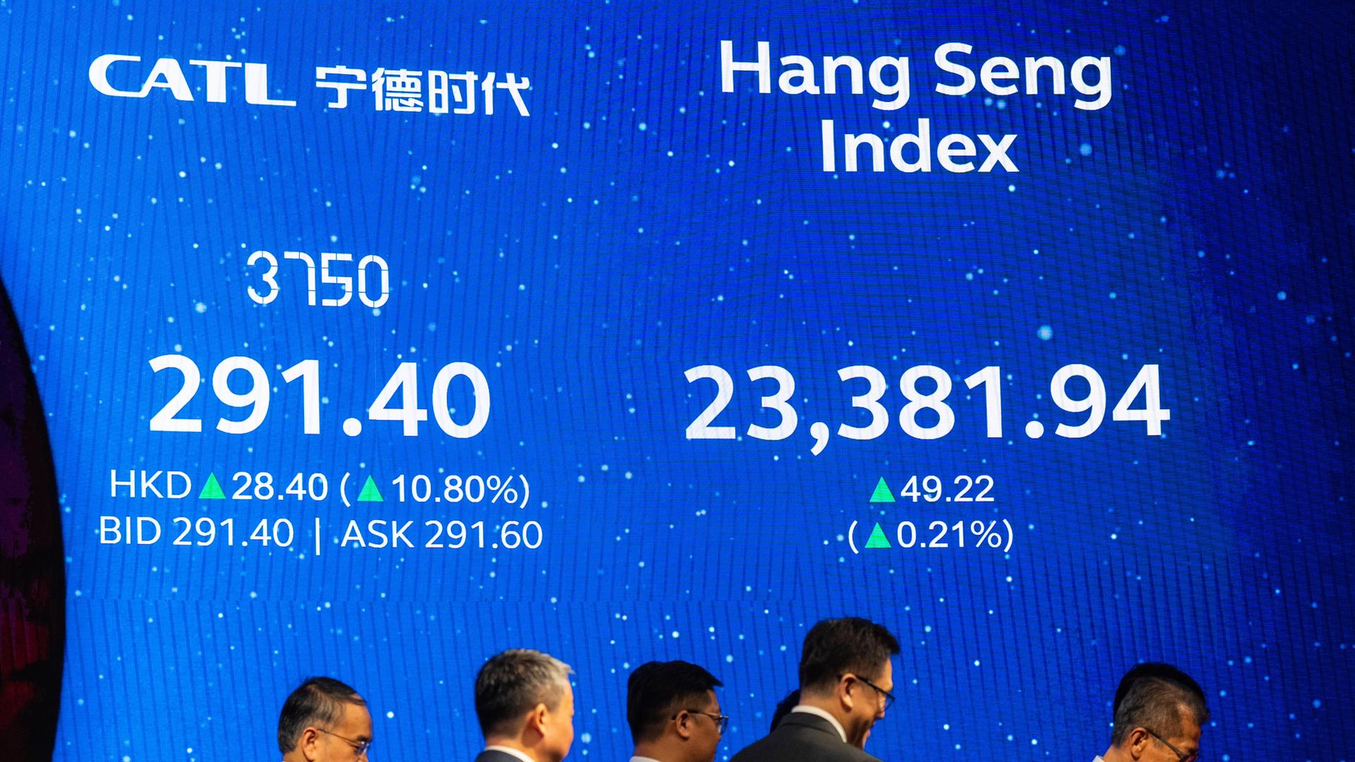 Eine Anzeigentafel an der Börse in Hongkong. Eine Anzeigentafel an der Börse in Hongkong.