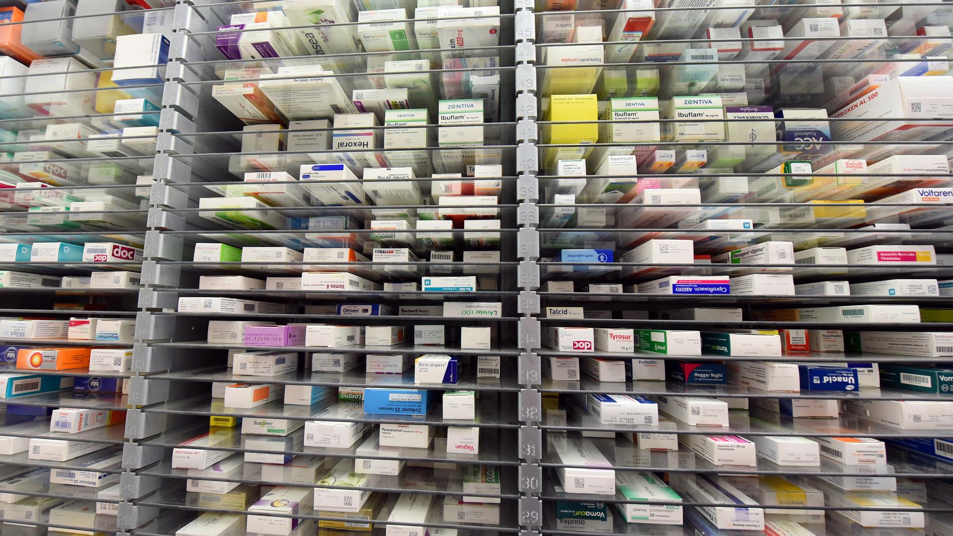 Hunderte Medikamente liegen in einem Lager einer Apotheke.