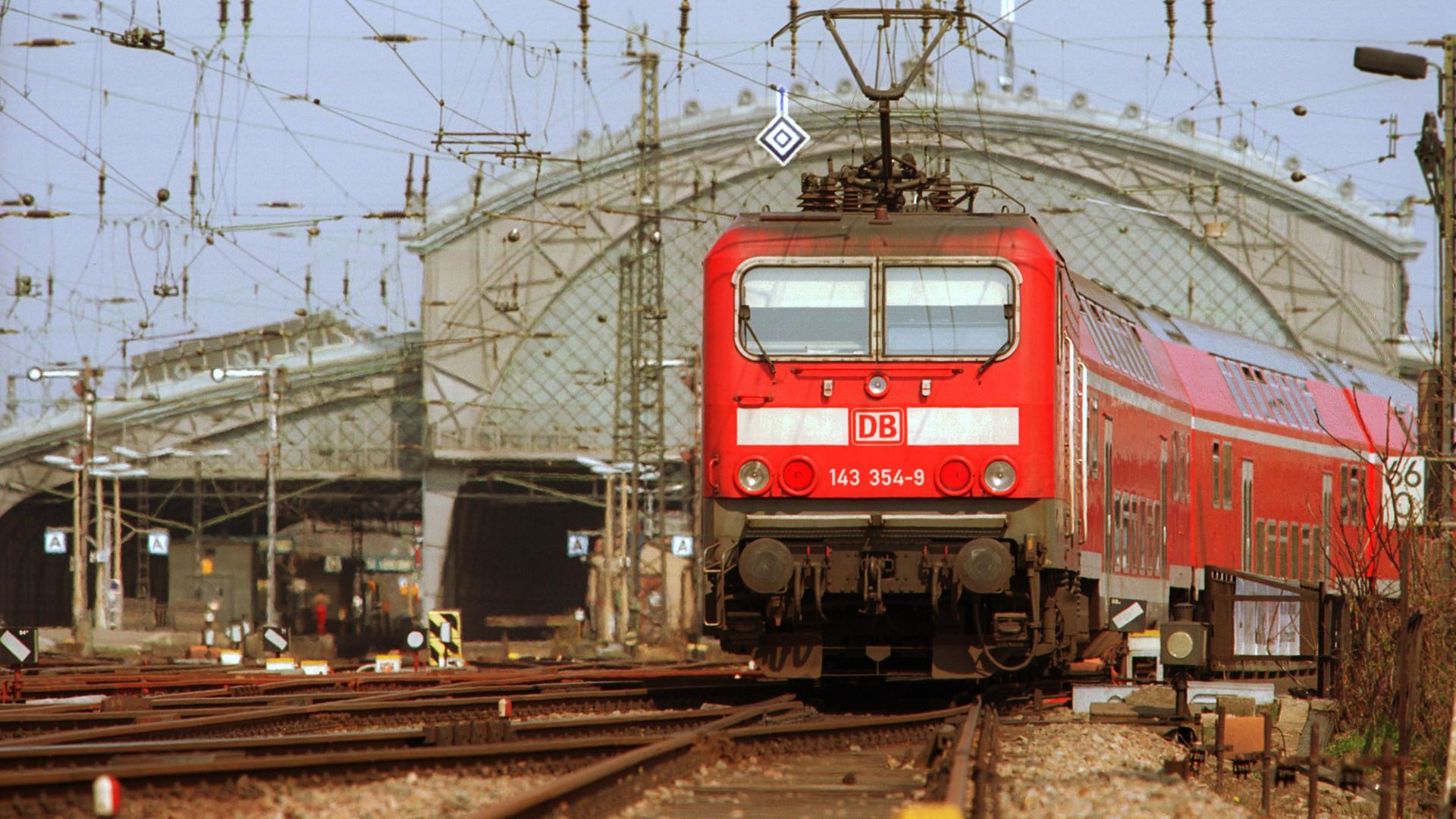 Ein Regionalexpress verlässt den Bahnhof Dresden-Neustadt