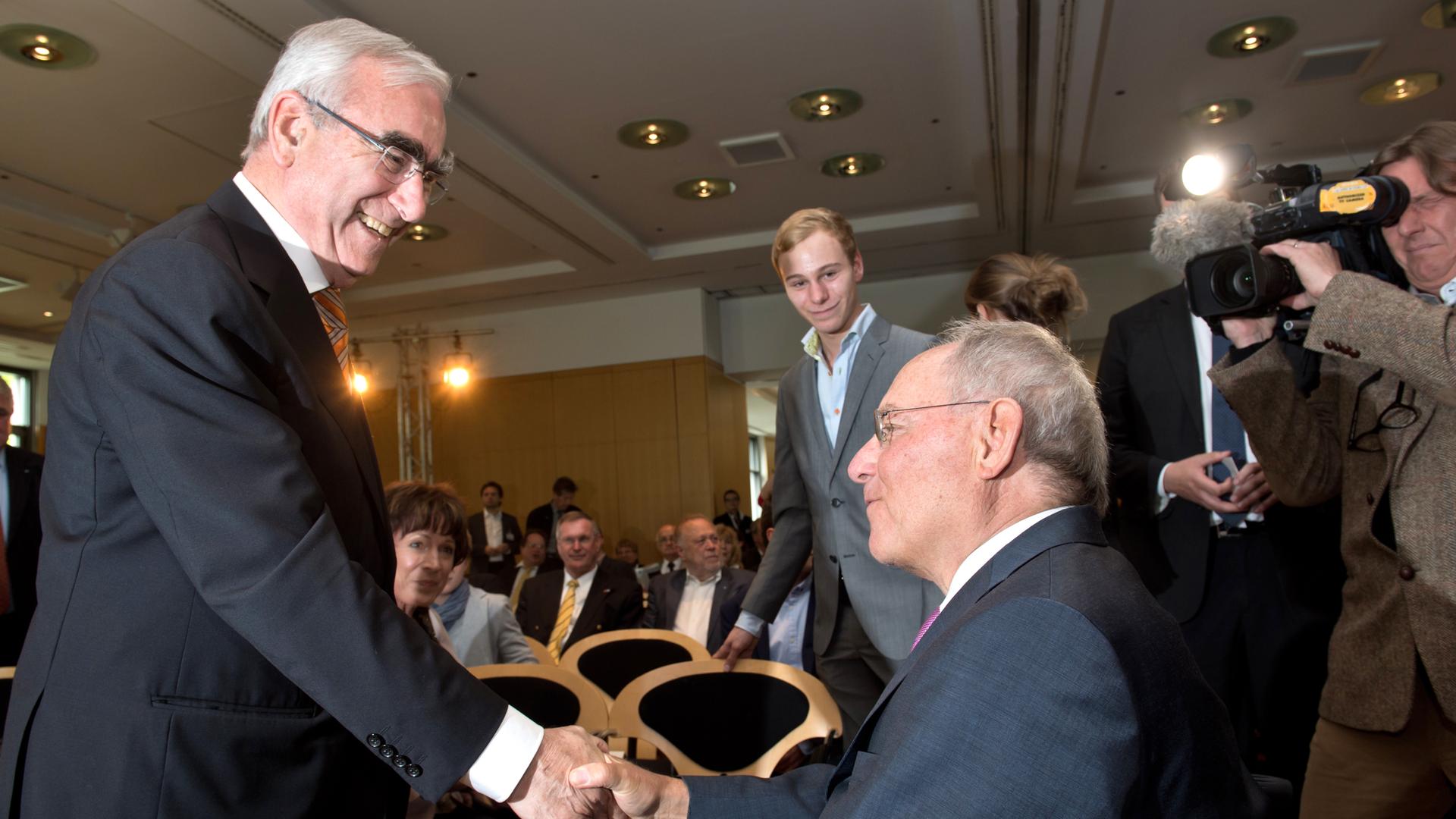 Der Bundesfinanzminister Wolfgang Schäuble (r, CDU) gratuliert am 13.05.2014 in München (Bayern), während eines Empfangs zum 75. Geburtstag von Ex-CSU-Chef Waigel, Theo Waigel (l). 