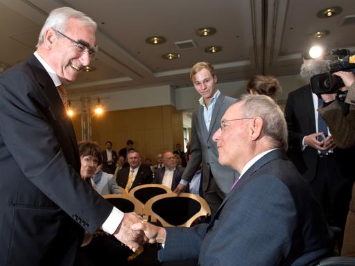 Der Bundesfinanzminister Wolfgang Schäuble (r, CDU) gratuliert am 13.05.2014 in München (Bayern), während eines Empfangs zum 75. Geburtstag von Ex-CSU-Chef Waigel, Theo Waigel (l). 