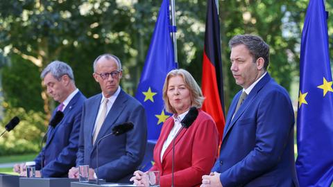 Bayerns Ministerpräsident Markus Söder (CSU), Bundeskanzler Friedrich Merz (CDU), Bundesministerin für Arbeit und Soziales Bärbel Bas (SPD), Bundesminister der Finanzen Lars Klingbeil (SPD) stehen nebeneinander vor Mikrofonen im Freien