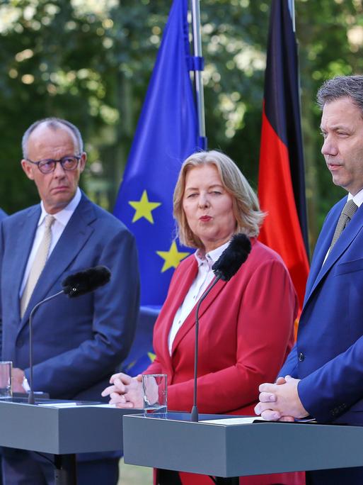Bayerns Ministerpräsident Markus Söder (CSU), Bundeskanzler Friedrich Merz (CDU), Bundesministerin für Arbeit und Soziales Bärbel Bas (SPD), Bundesminister der Finanzen Lars Klingbeil (SPD) stehen nebeneinander vor Mikrofonen im Freien Bayerns Ministerpräsident Markus Söder (CSU), Bundeskanzler Friedrich Merz (CDU), Bundesministerin für Arbeit und Soziales Bärbel Bas (SPD), Bundesminister der Finanzen Lars Klingbeil (SPD) stehen nebeneinander vor Mikrofonen im Freien