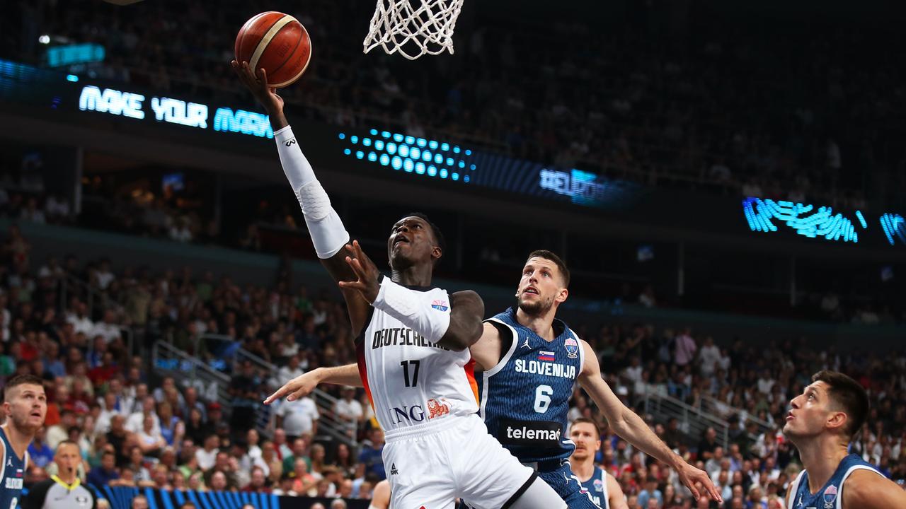 Dennis Schröder beim Korbleger gegen Aleksej Nikolic aus Slowenien
