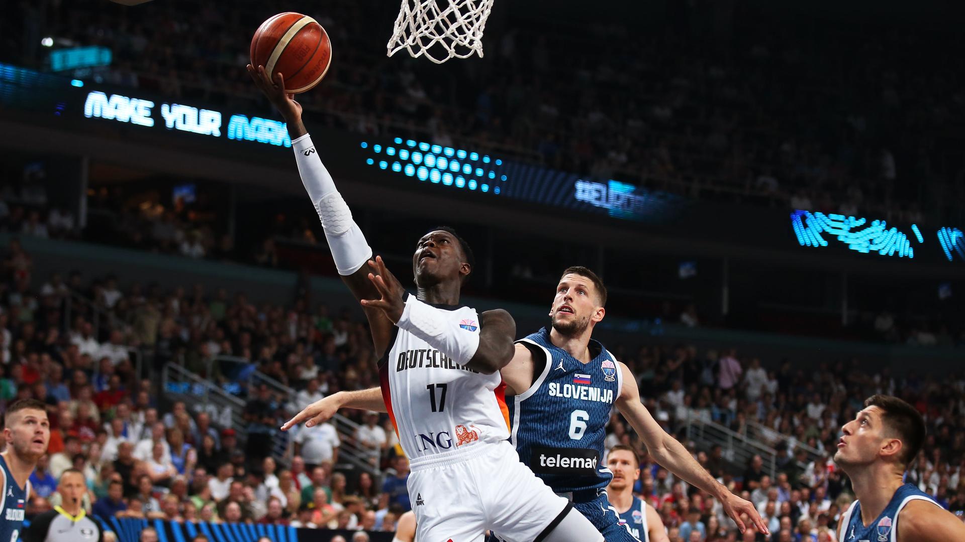 Dennis Schröder beim Korbleger gegen Aleksej Nikolic aus Slowenien