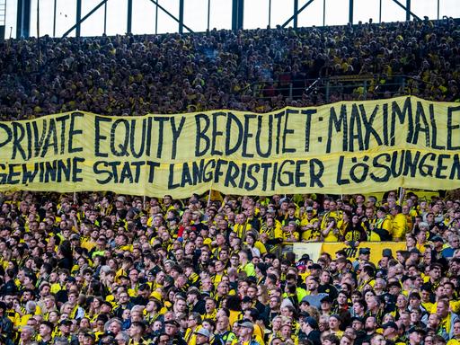 Die Dortmunder Fans zeigen Banner gegen Investoren in der Bundesliga.