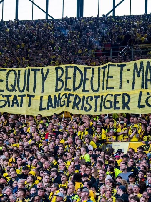 Die Dortmunder Fans zeigen Banner gegen Investoren in der Bundesliga.