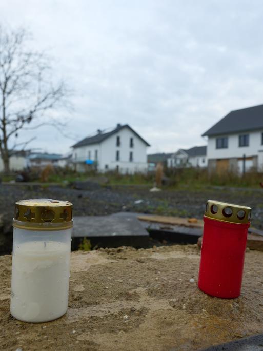 Kerzen erinnern in einem Neubaugebiet an Todesopfer der Flutkatastrophe im Ahrtal.