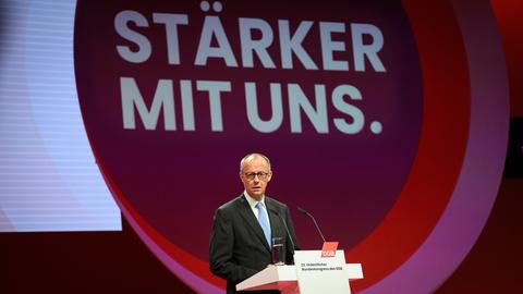 Bundeskanzler Friedrich Merz (CDU) spricht beim 23. Ordentlichen Bundeskongress des Deutschen Gewerkschaftsbundes (DGB) im Estrel Congress Center.