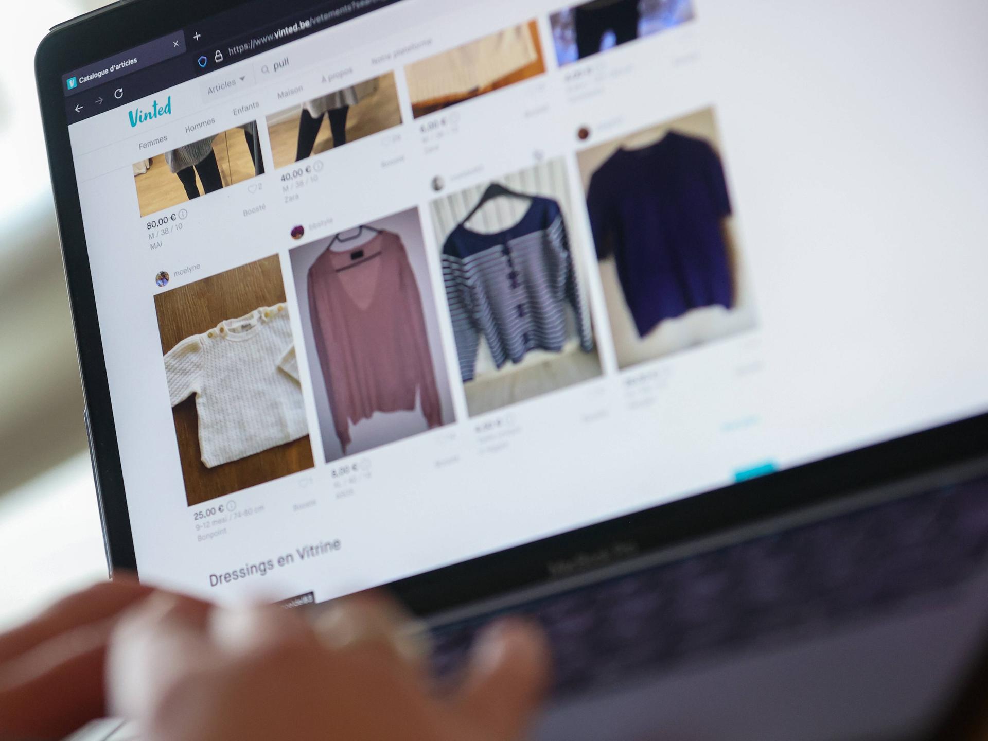 Auf einem Laptop ist die Secondhand-Plattform Vinted geöffnet. Zu sehen sind mehrere Anzeigen mit gebrauchten Kleidungsstücken, die Nutzerinnen und Nutzer über die Plattform kaufen und verkaufen können.