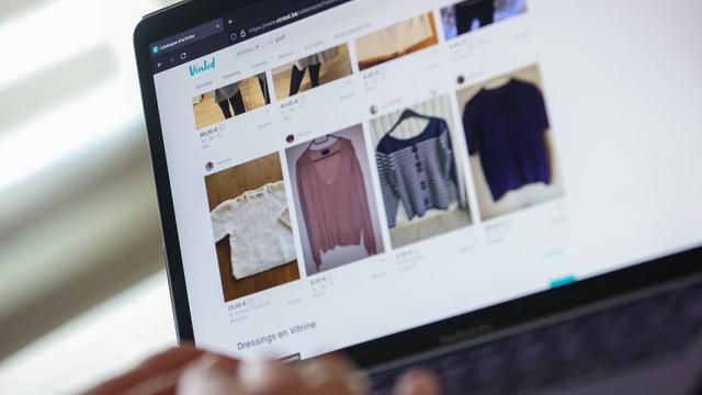 Auf einem Laptop ist die Secondhand-Plattform Vinted geöffnet. Zu sehen sind mehrere Anzeigen mit gebrauchten Kleidungsstücken, die Nutzerinnen und Nutzer über die Plattform kaufen und verkaufen können. Auf einem Laptop ist die Secondhand-Plattform Vinted geöffnet. Zu sehen sind mehrere Anzeigen mit gebrauchten Kleidungsstücken, die Nutzerinnen und Nutzer über die Plattform kaufen und verkaufen können.