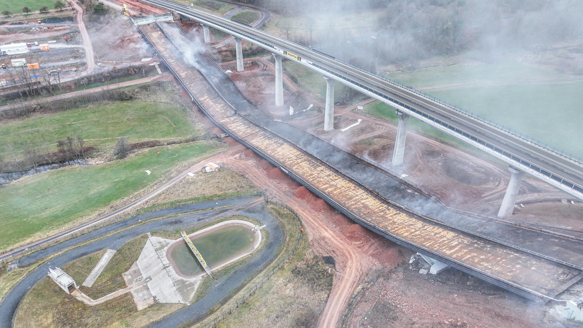 Die Autobahnbrücke Thalaubach liegt nach der Sprengung im Tal neben der neuen Brücke der A7.