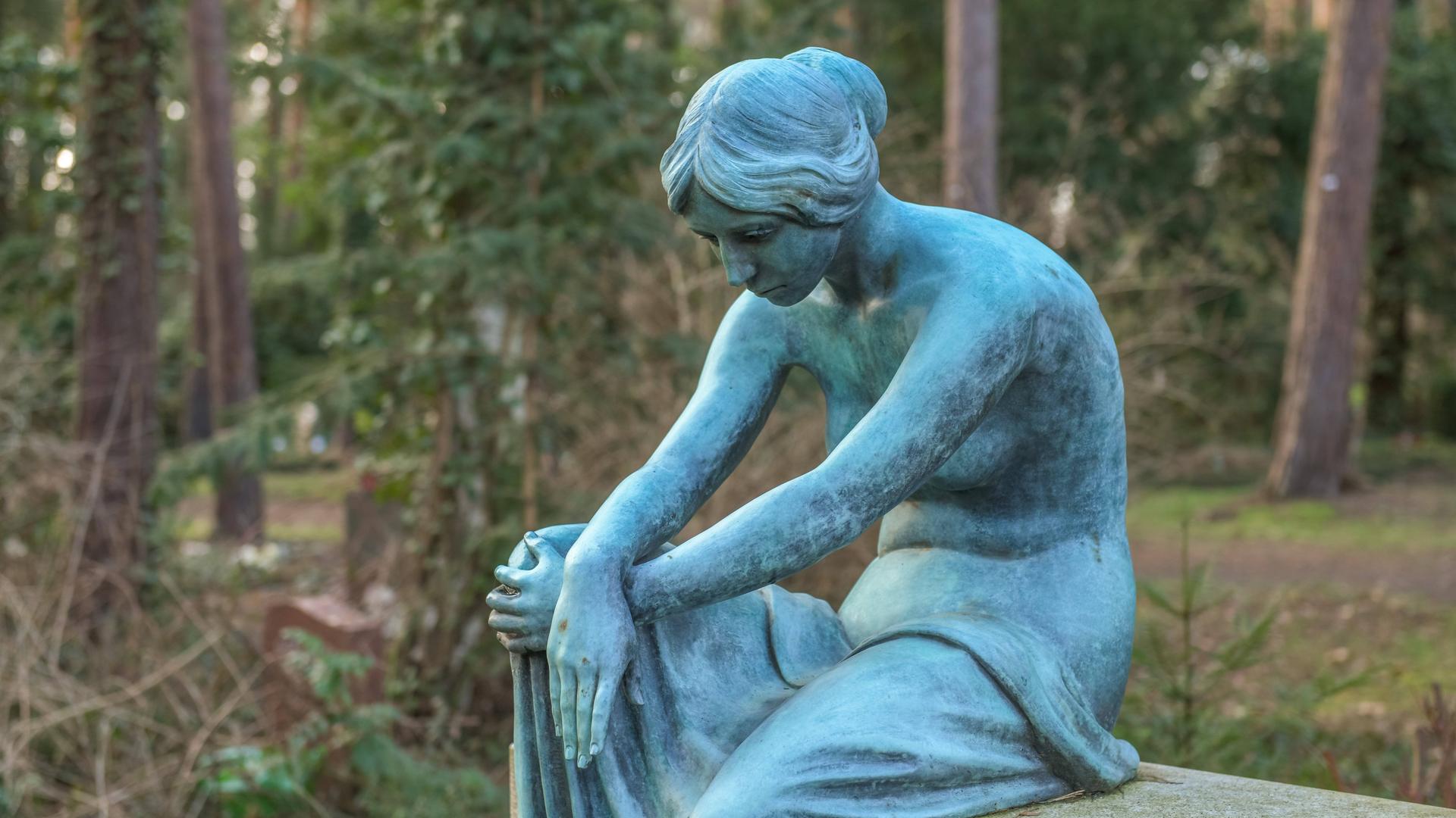 Grabmal, Trauerfigur, Waldfriedhof, Potsdamer Chaussee, Zehlendof, Berlin. Grabmal, Trauerfigur, Waldfriedhof, Potsdamer Chaussee, Zehlendof, Berlin.