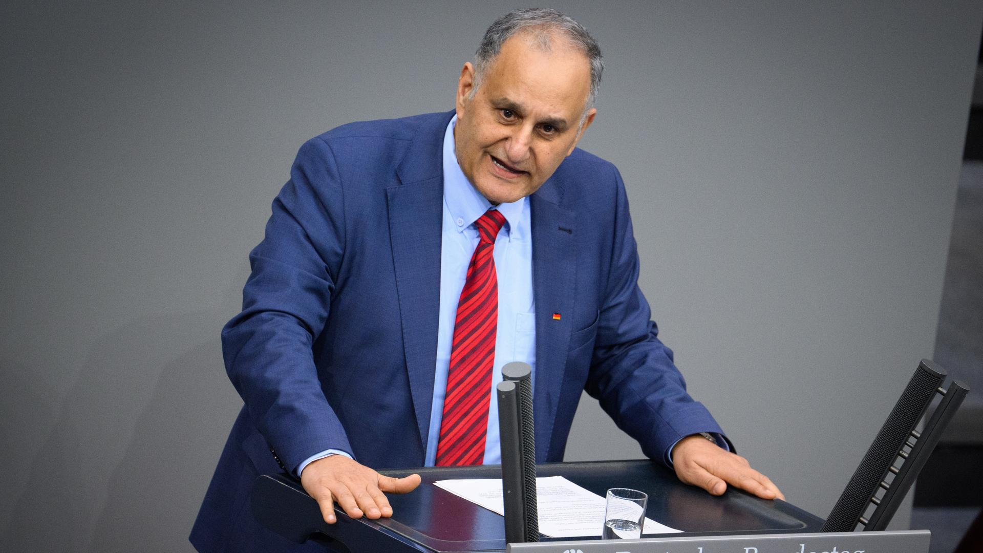 Reza Asghari (CDU) spricht in der 54. Plenarsitzung der 21. Legislaturperiode im Deutschen Bundestag. Reza Asghari (CDU) spricht in der 54. Plenarsitzung der 21. Legislaturperiode im Deutschen Bundestag.