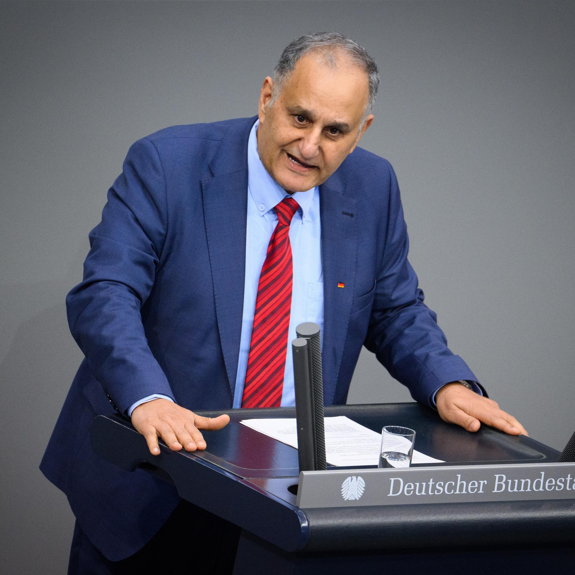 Reza Asghari (CDU) spricht in der 54. Plenarsitzung der 21. Legislaturperiode im Deutschen Bundestag. 