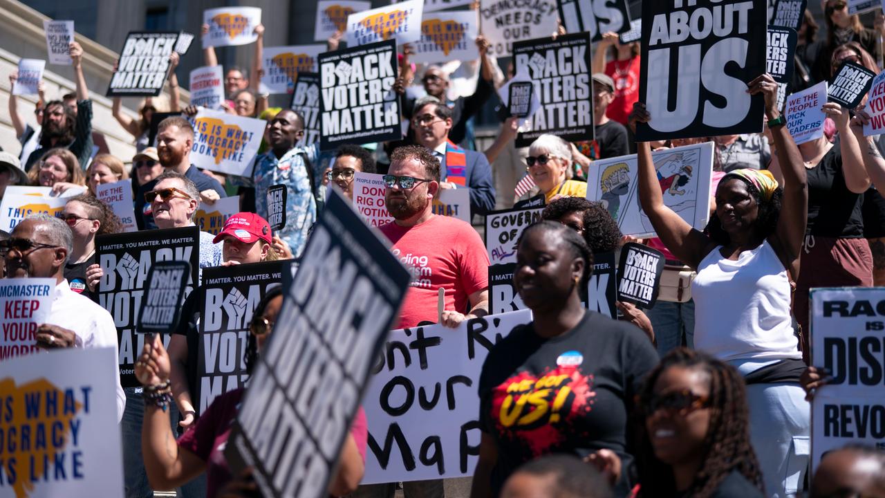 Demonstranten halten während einer Kundgebung gegen die Neuaufteilung der Kongresswahlbezirke Schilder in die Höhe. Auf den Schilder steht "Black Voters Matter".