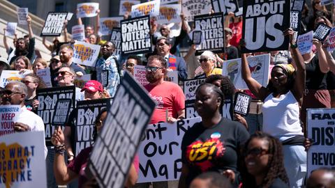 Demonstranten halten während einer Kundgebung gegen die Neuaufteilung der Kongresswahlbezirke Schilder in die Höhe. Auf den Schilder steht "Black Voters Matter". Demonstranten halten während einer Kundgebung gegen die Neuaufteilung der Kongresswahlbezirke Schilder in die Höhe. Auf den Schilder steht "Black Voters Matter".
