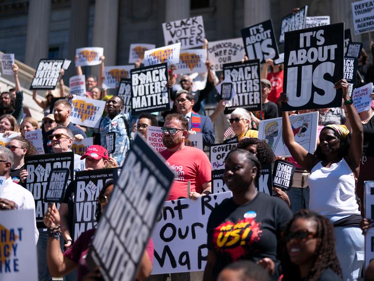 Demonstranten halten während einer Kundgebung gegen die Neuaufteilung der Kongresswahlbezirke Schilder in die Höhe. Auf den Schilder steht "Black Voters Matter".