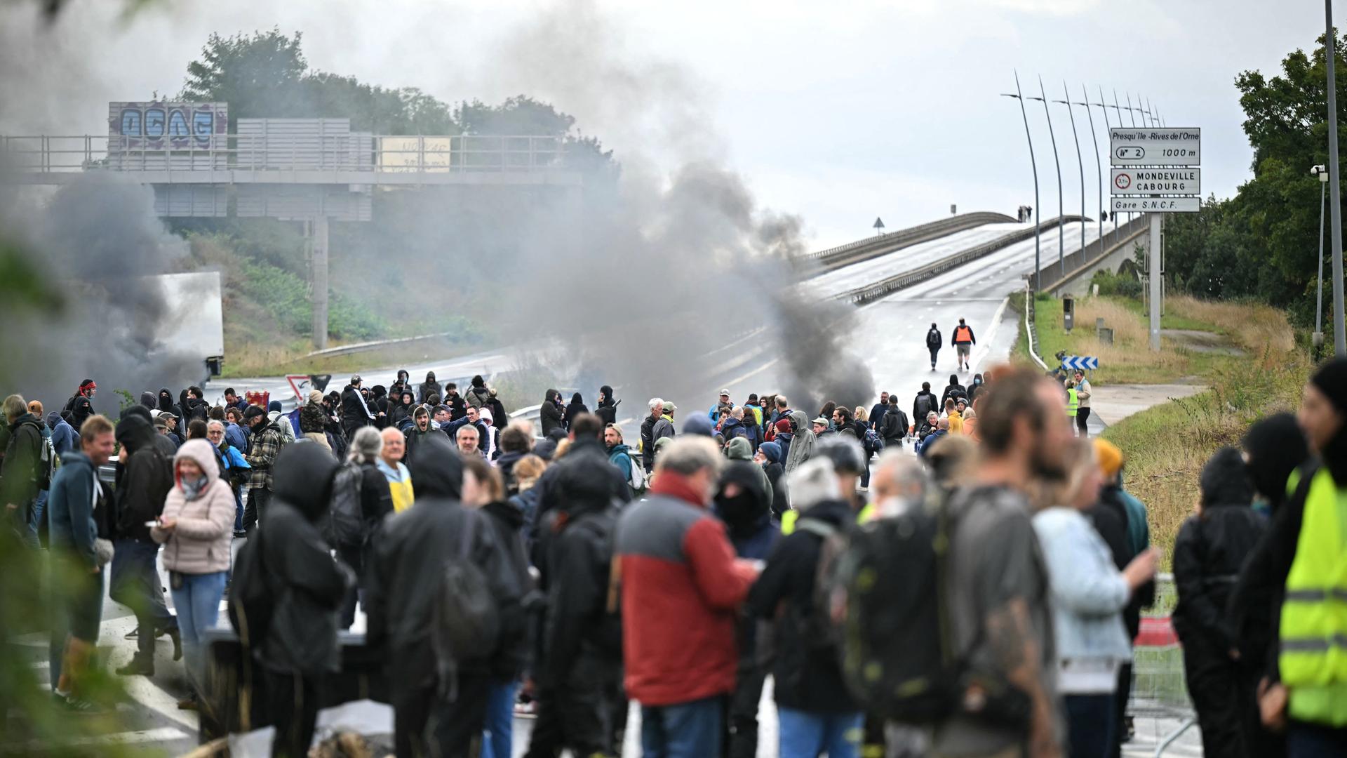 Demonstranten versammeln sich, um das Cadix-Viadukt während einer Demonstration im Rahmen der Protestbewegung „Bloquons tout“ („Lasst uns alles blockieren“) in der Nähe von Caen im Nordwesten Frankreichs zu blockieren. Demonstranten versammeln sich, um das Cadix-Viadukt während einer Demonstration im Rahmen der Protestbewegung „Bloquons tout“ („Lasst uns alles blockieren“) in der Nähe von Caen im Nordwesten Frankreichs zu blockieren.