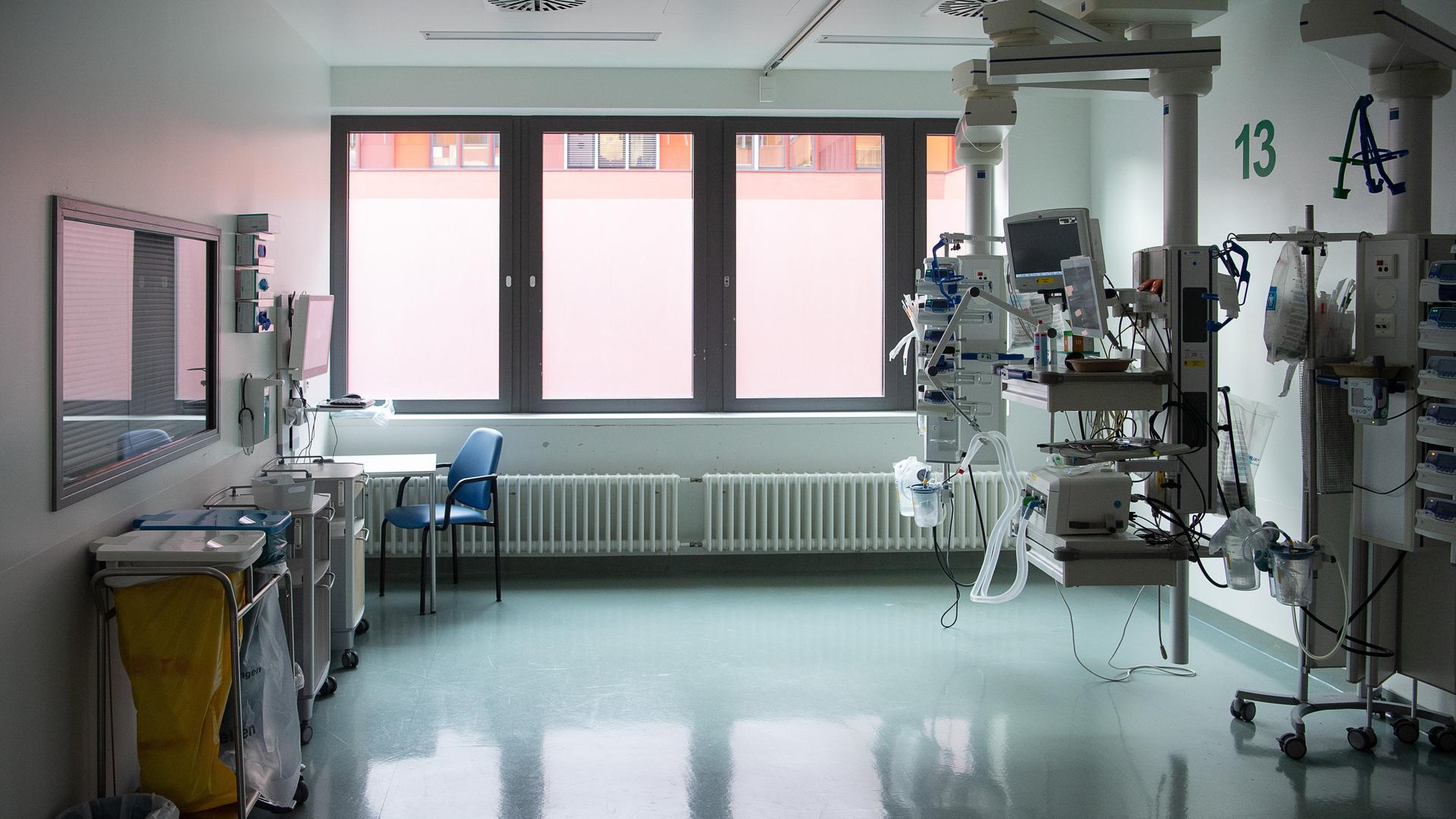 Ein leeres Zimmer auf einer Intensivstation für Corona-Patienten 