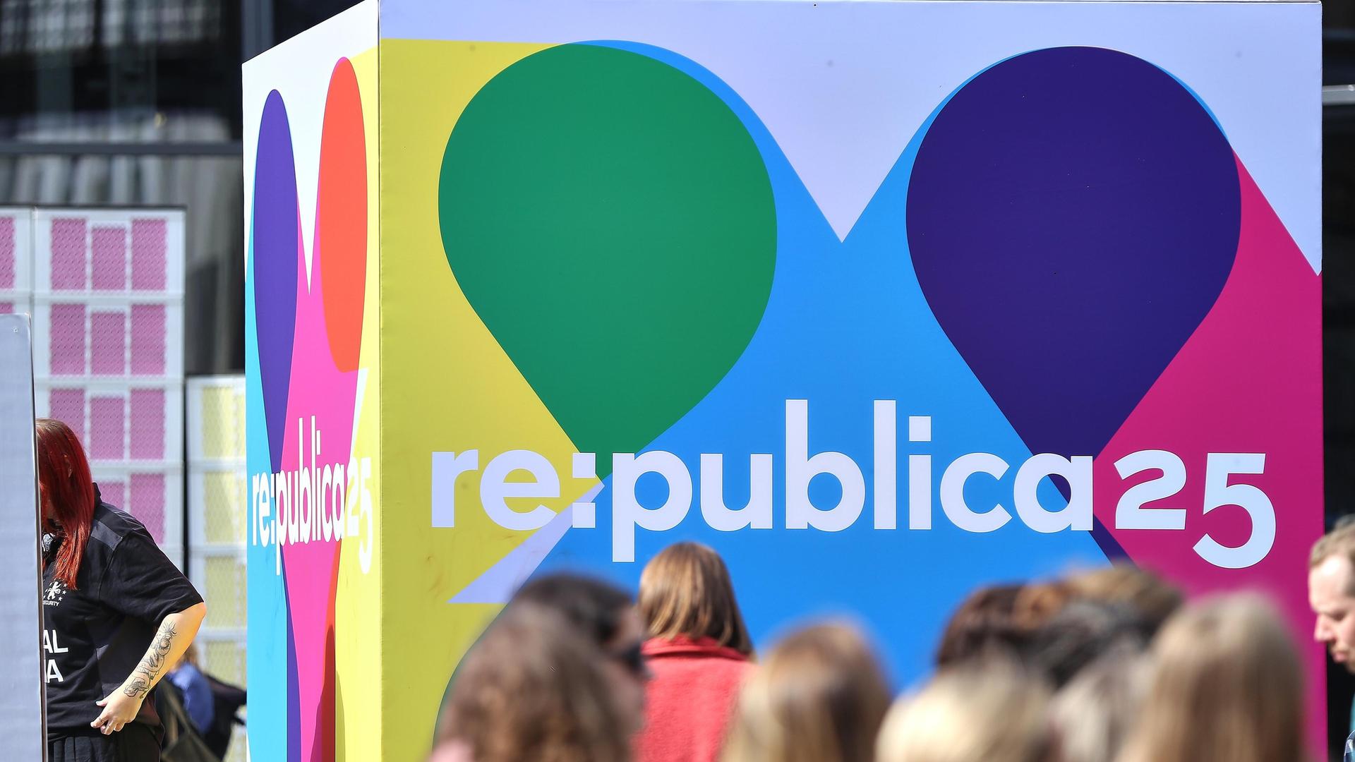 Besucher am ersten Tag vor einem Logo der Digitalmesse Republica Besucher am ersten Tag vor einem Logo der Digitalmesse Republica