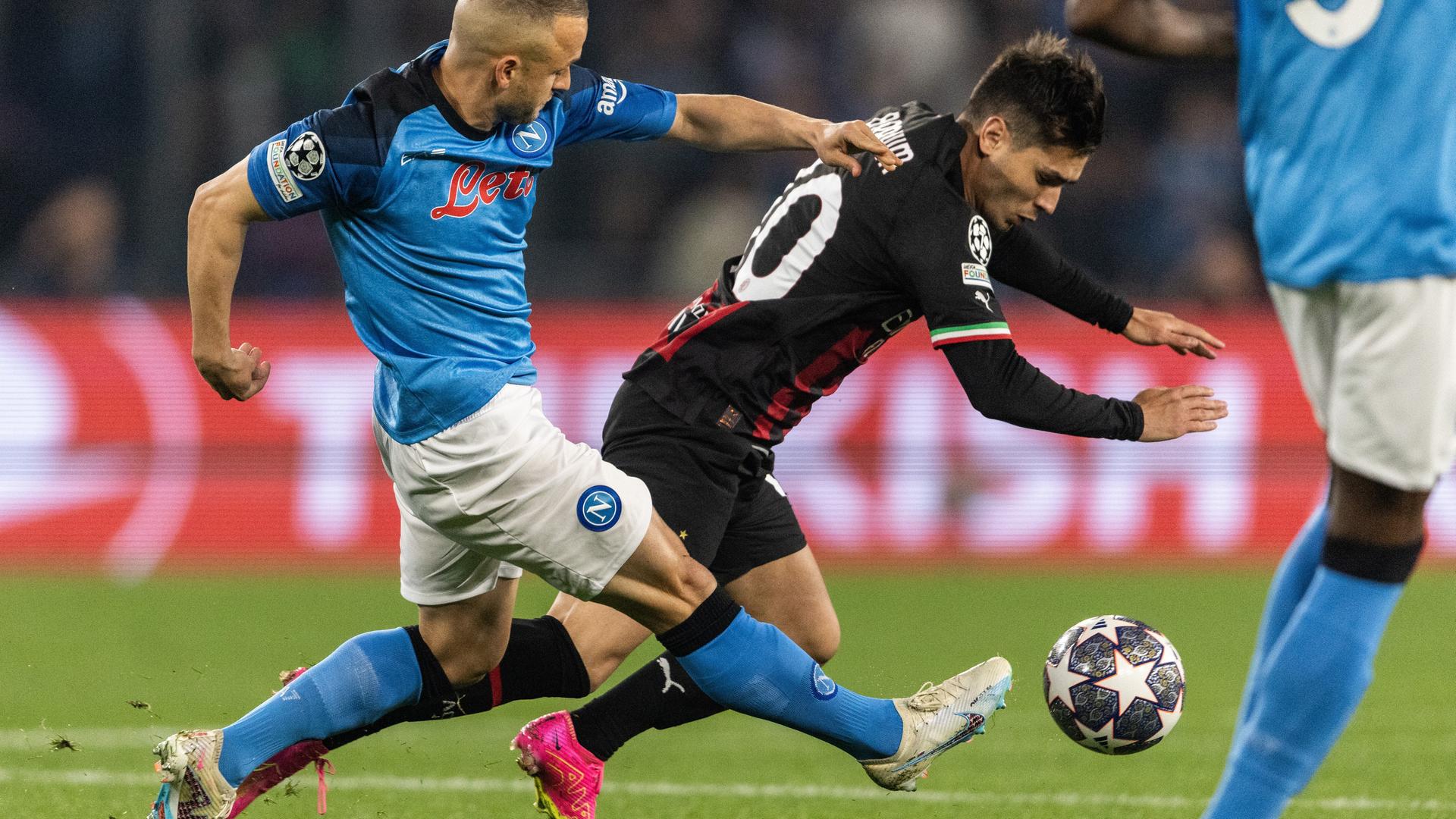 Neapels Stanislav Lobotka und Mailands Ibrahim Diaz im Zweikampf um den Ball in einem Fußballstadion Neapels Stanislav Lobotka und Mailands Ibrahim Diaz im Zweikampf um den Ball in einem Fußballstadion
