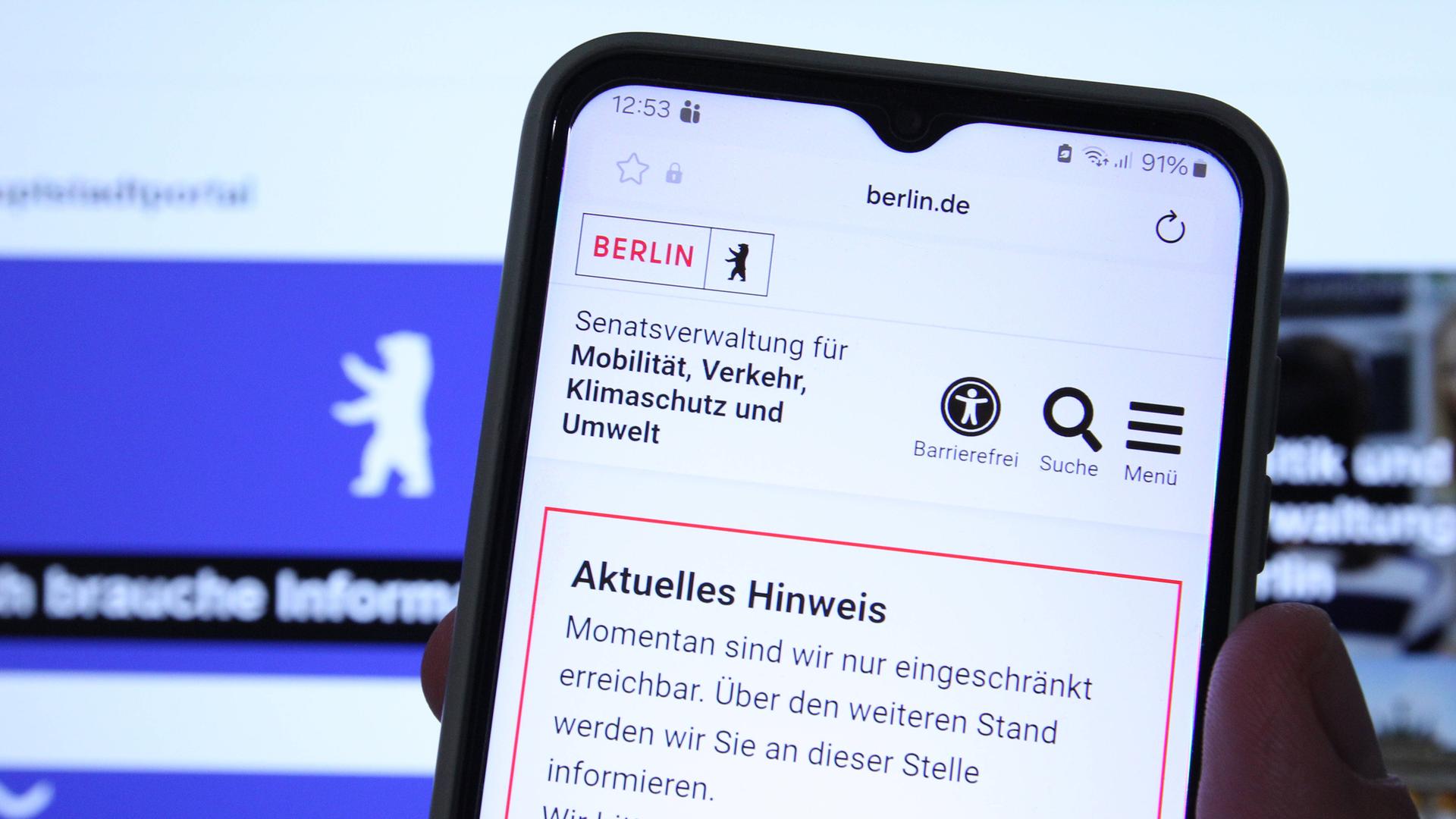 Auf einem Smartphone-Bildschirm wird angezeigt, dass die Berliner Senatsverwaltung für Mobilität, Verkehr, Klimaschutz und Umwelt zum Zeitpunkt der Aufnahme des Fotos nur eingeschränkt erreichbar ist.