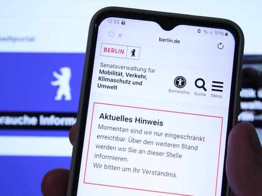 Auf einem Smartphone-Bildschirm wird angezeigt, dass die Berliner Senatsverwaltung für Mobilität, Verkehr, Klimaschutz und Umwelt zum Zeitpunkt der Aufnahme des Fotos nur eingeschränkt erreichbar ist. Auf einem Smartphone-Bildschirm wird angezeigt, dass die Berliner Senatsverwaltung für Mobilität, Verkehr, Klimaschutz und Umwelt zum Zeitpunkt der Aufnahme des Fotos nur eingeschränkt erreichbar ist.
