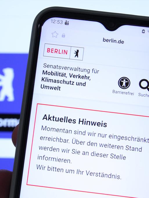 Auf einem Smartphone-Bildschirm wird angezeigt, dass die Berliner Senatsverwaltung für Mobilität, Verkehr, Klimaschutz und Umwelt zum Zeitpunkt der Aufnahme des Fotos nur eingeschränkt erreichbar ist. Auf einem Smartphone-Bildschirm wird angezeigt, dass die Berliner Senatsverwaltung für Mobilität, Verkehr, Klimaschutz und Umwelt zum Zeitpunkt der Aufnahme des Fotos nur eingeschränkt erreichbar ist.