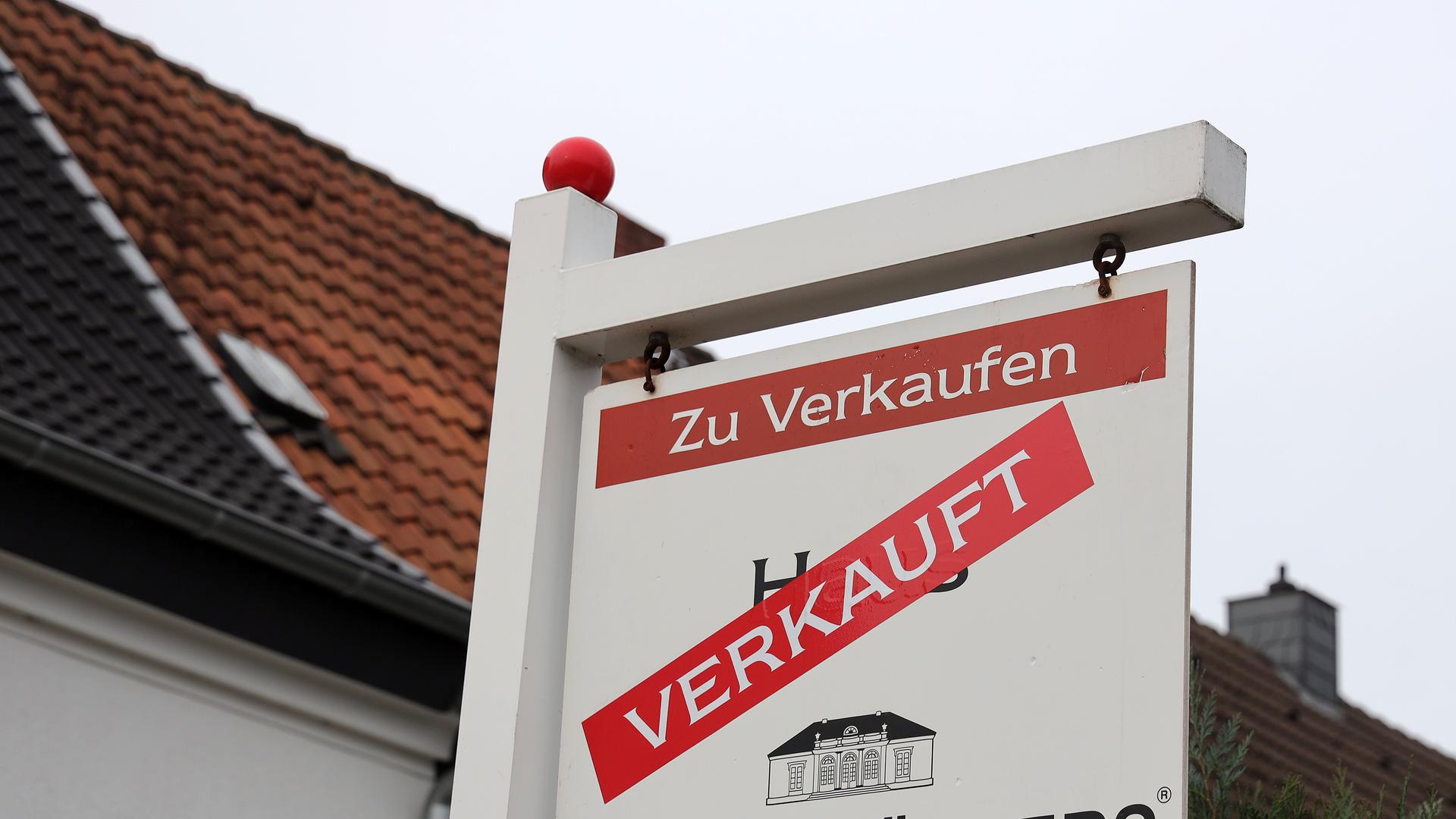 Schild von einem Makler in Dortmund, mit der Info, dass ein Einfamilienhaus bereits verkauft ist.
